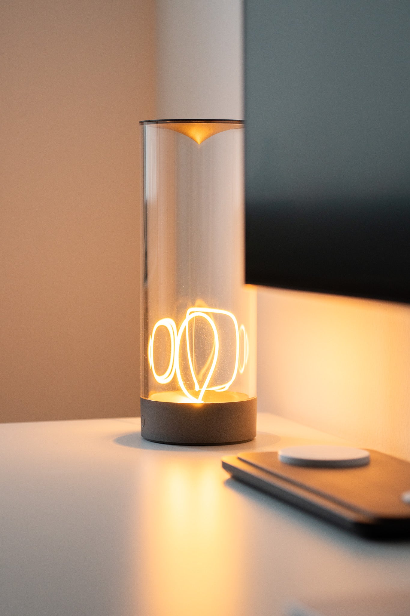 Magnetic desk fashion lamp